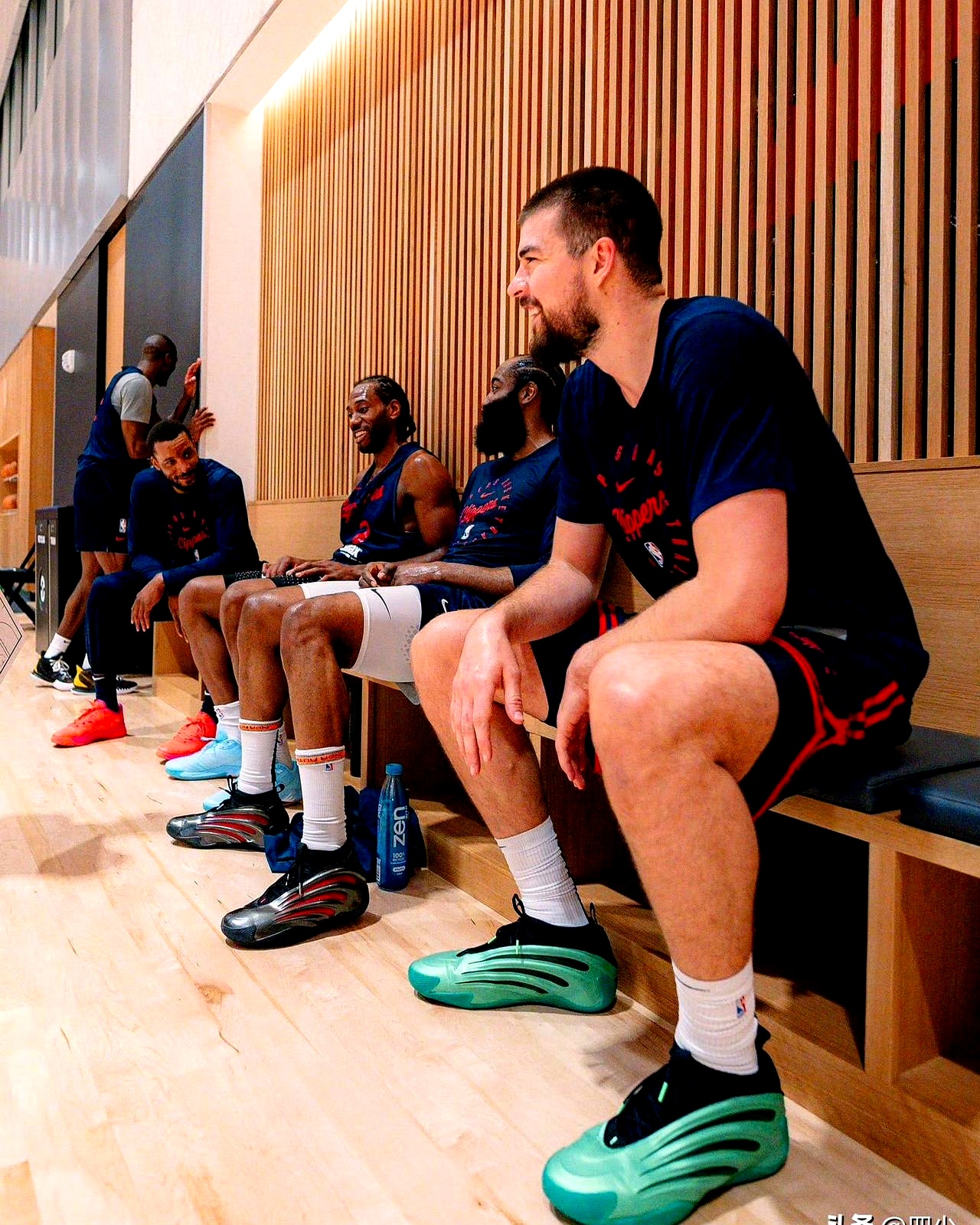 关于NBA常规赛转会期再迎强敌，洛杉矶快船防线松动，主帅态度——气氛紧张，身体对抗强度拉满的信息