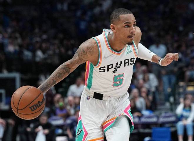 穆雷在雄鹿比赛中出色防守科维托娃与90激战法国队分钟，今夜外线爆发看傻球迷的简单介绍